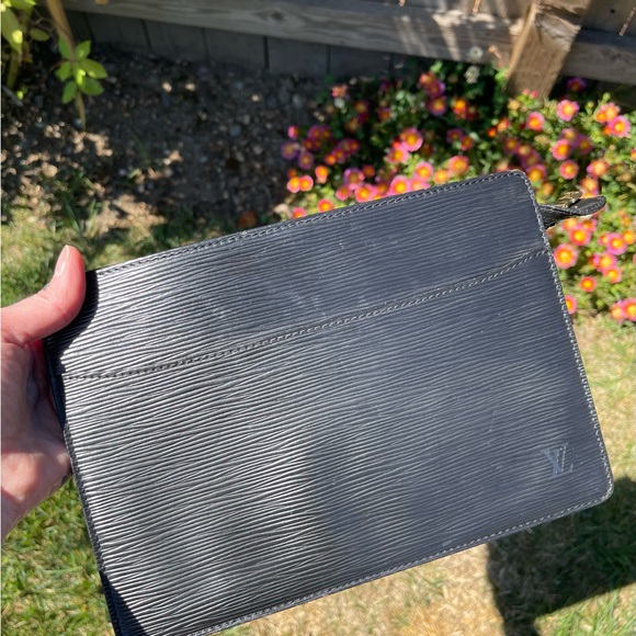 💯 Authentic LOUIS VUITTON EPI LEATHER POCHETTE HOMME IN BLACK. - Picture 2 of 8